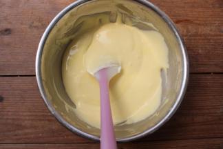 用刮刀翻拌均匀