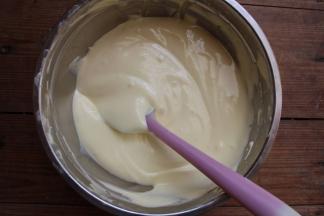 用刮刀翻拌均匀，不要画圈搅拌，翻拌手法可以从2点钟方向下去，划至8点钟方向捞起，一边拌一边转动盆子，直至面糊全部拌匀