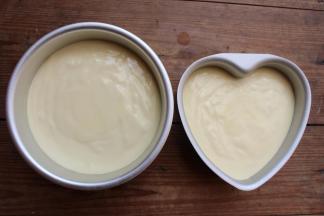 翻拌均匀的面糊从20厘米高度倒入模具中，可以用一个8寸圆模，我用的是两个6寸的模具，面糊倒至8分满即可