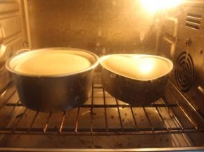打发蛋清时就可以开始140度预热烤箱了，预热温度到达后，轻震两下模具，如果表面出现气泡用牙签挑破，然后将装好蛋糕糊的模具放进烤箱最下层进行烘烤，上下火130度烤30分钟转145度烤15分钟（如果用的是8寸圆模，总共需要烤60分钟左右）