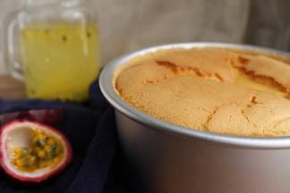 出炉后立即震两下，震出热气，倒扣晾凉，完全凉透后再脱模