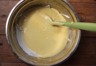 翻拌均匀的面糊全部倒入剩余2/3的蛋白霜盆内