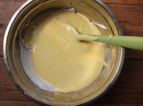 翻拌均匀的面糊全部倒入剩余2/3的蛋白霜盆内