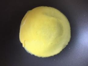 不粘平底锅小火，倒入面糊，均匀的摊开，面糊不要太多，要薄一点，摊皮的时候，锅不要太热，我都是离火摊均匀后再放小火上，每次做好一张皮，就把锅放湿帕子上降温