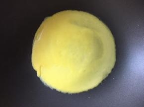 不粘平底锅小火，倒入面糊，均匀的摊开，面糊不要太多，要薄一点，摊皮的时候，锅不要太热，我都是离火摊均匀后再放小火上，每次做好一张皮，就把锅放湿帕子上降温