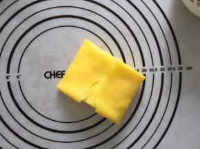 两边再向中间折叠，翻面就好了