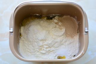 按照先液体后粉的顺序放入面包桶内，开启一个和面程序，把面粉揉成光滑的面团