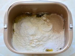 按照先液体后粉的顺序放入面包桶内，开启一个和面程序，把面粉揉成光滑的面团