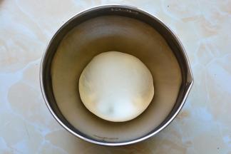 揉好的面团放在盆里，室温发酵一小时