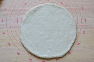 发酵好的面团擀成圆饼
