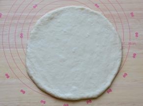 发酵好的面团擀成圆饼
