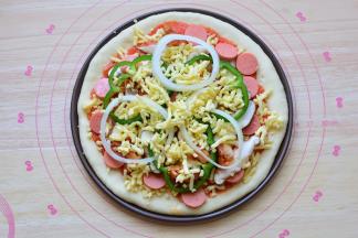 在上面再撒一层马苏里拉芝士，预热好的烤箱190度烤25分钟，趁热就可以食用了