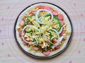 在上面再撒一层马苏里拉芝士，预热好的烤箱190度烤25分钟，趁热就可以食用了