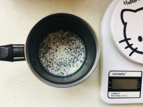 1、将红茶叶打碎放入到牛奶中浸泡