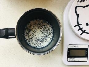 1、将红茶叶打碎放入到牛奶中浸泡