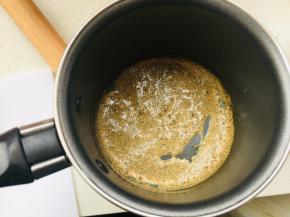 2、浸泡后加热，煮至水分蒸发备用