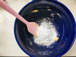 黄油软化后，加入糖粉打发