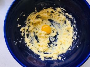 分次加入蛋黄，继续打发