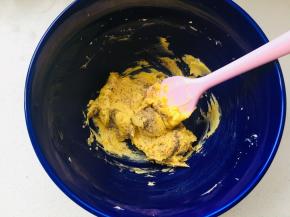 将之前煮过的红茶放入到黄油中，简单搅拌