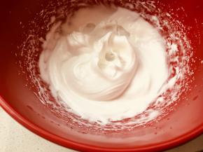 6、蛋白中，加入糖打至8分发