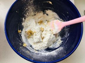 8、低粉与泡发粉提前混合，筛入到黄油糊中，搅拌均匀