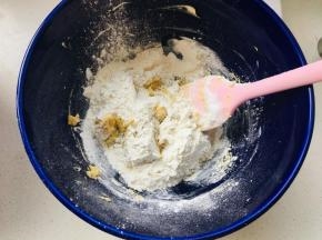 8、低粉与泡发粉提前混合，筛入到黄油糊中，搅拌均匀