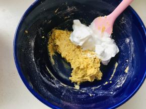 9、将剩下的蛋白霜加入到黄油糊中，搅拌均匀