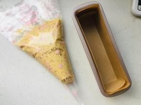 10、将黄油糊裱花袋中，学厨21厘米磅蛋糕模具中，放置一张油纸
