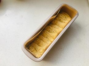 11、将黄油糊挤入到模具中