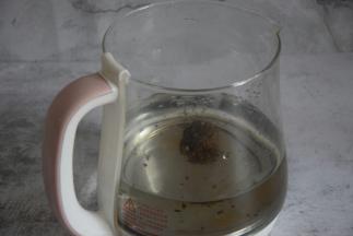 水烧开后，放入茶团焖五分钟，过滤出茶叶，稍稍放凉