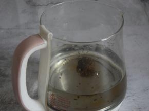 水烧开后，放入茶团焖五分钟，过滤出茶叶，稍稍放凉