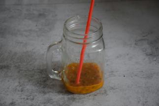 将百香果果肉倒入杯中