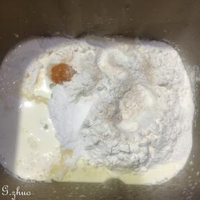 以上配方适用于HELLOKITTY 250克水立方不粘吐司模具2份的用量
除黄油外，可把食材一同放入面包桶，拌匀手揉（南瓜提前去皮切片蒸熟压成泥）