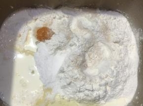 以上配方适用于HELLOKITTY 250克水立方不粘吐司模具2份的用量
除黄油外，可把食材一同放入面包桶，拌匀手揉（南瓜提前去皮切片蒸熟压成泥）