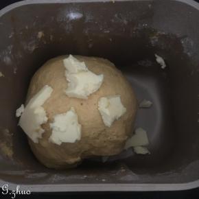10分钟后放入黄油，再次启动10分钟。