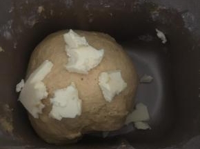 10分钟后放入黄油，再次启动10分钟。