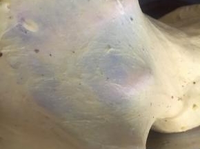 揉至面包有一定的韧性（如图）