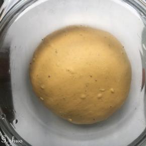 放入容器中，盖上保鲜膜，常温下发酵至1.5倍大，因天气温度不同，用时也会不同，没有确切时间，今天22度，一发近一个小时，也可借助烤箱发酵。