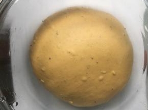 放入容器中，盖上保鲜膜，常温下发酵至1.5倍大，因天气温度不同，用时也会不同，没有确切时间，今天22度，一发近一个小时，也可借助烤箱发酵。