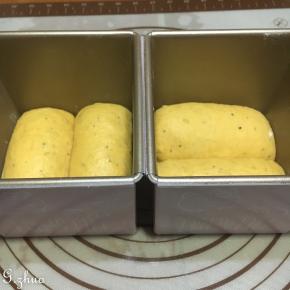 整平放入吐司盒。