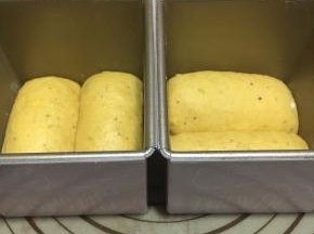 整平放入吐司盒。