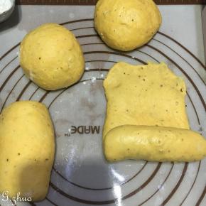 取出排气，称重分成4个等份，擀至长舌状从一端卷至另一端手口压紧。