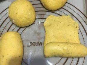 取出排气，称重分成4个等份，擀至长舌状从一端卷至另一端手口压紧。
