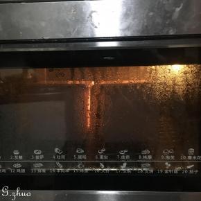 东菱烤箱最中下层，上下火145度烘烤50分钟即可。（要取出发酵时的开水进行烘烤）烘烤完成，即可倒出吐司至网架上待凉，以免出现回缩的状态，