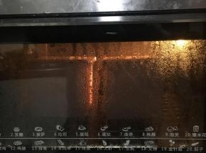 东菱烤箱最中下层，上下火145度烘烤50分钟即可。（要取出发酵时的开水进行烘烤）烘烤完成，即可倒出吐司至网架上待凉，以免出现回缩的状态，