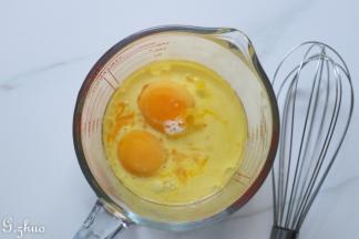 以上配方适用于HELLO KITTY 11寸烤盘一份用量
	玉米油加牛奶加蛋黄打至冒细腻泡沫的状态，