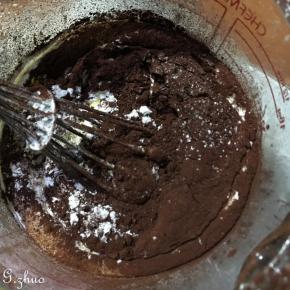 	过筛低粉和可可粉与蛋糕粉搅拌均匀备用。