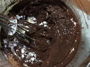 	过筛低粉和可可粉与蛋糕粉搅拌均匀备用。