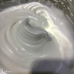 	过筛低粉和可可粉与蛋糕粉搅拌均匀备用。