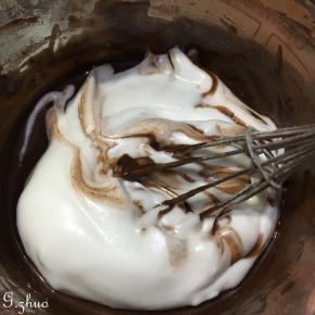 	取三分之一加入可可糊中拌匀。